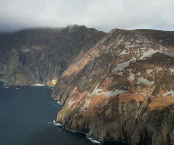 VIDEO – « C’est à couper le souffle » : à la découverte des falaises du Donegal