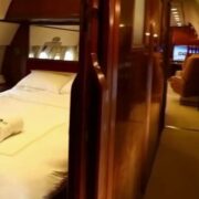 VIDÉO - On vous emmène à bord du jet privé de Pablo Escobar... reconverti en Airbnb insolite