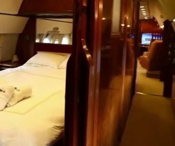 VIDÉO – On vous emmène à bord du jet privé de Pablo Escobar… reconverti en Airbnb insolite