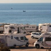 "C'est vraiment une migration" : ces retraités français qui passent leurs hivers au Maroc en camping-car