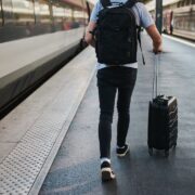 REPORTAGE - Vacances : les Français de plus en plus nombreux à... partir seuls