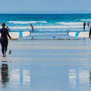 C’est dans cette région que vous allez pouvoir surfer en toute sécurité cet été !