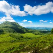 Randonnée : partez à la découverte des volcans d’Auvergne avec le GR®30