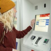 Voyage à l’étranger : combien coûte un retrait d'argent ?