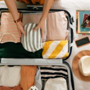 Comment bien ranger votre valise cet été pour optimiser la place ? Voici nos quatre astuces