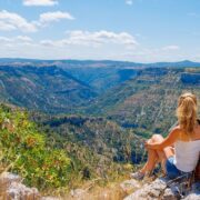 Partez à la découverte du Larzac à pied grâce à ce GR®