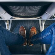 Voyage en avion : pourquoi il est déconseillé d’enlever ses chaussures lors d’un vol ?