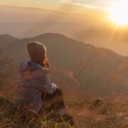 L'IA comme compagnon de route, "slow travel" et "nanocations"... allez-vous céder à ces grandes tendances de voyage en 2026 ?