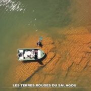 Zoom : les terres rouges du Salagou