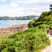 Le joyau du littoral breton : ce sentier de randonnée historique long de 2000 km va vous permettre de découvrir la Bretagne autrement