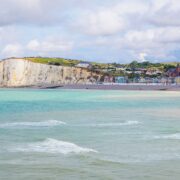 Plages du nord, montagne, climatisation... Comment la température est devenue la boussole des vacanciers français