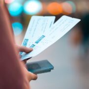 Si je veux partir en vacances en avion cette année, ces astuces peuvent aider pour payer les billets le moins cher possible