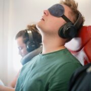 Prendre une photo par le hublot, voyager pieds nus… Voici les comportements qui agacent le plus les Français en avion