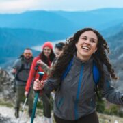 Vous avez prévu de faire de la randonnée en montagne cet été ? Voici les conseils à appliquer et ce qu'il faut emporter avec soi pour se prémunir des accidents