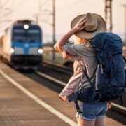 Voyager en train plutôt qu'en avion cet été : ces sites qui veulent "rendre sexy" les vacances durables