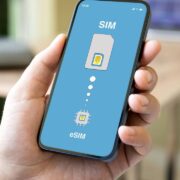 Carte SIM physique, forfait Voyage… quelle option choisir pour avoir Internet à l’étranger ?