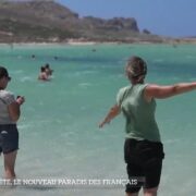 "Chaque jour, on s'émerveille" : pourquoi la Crète plaît autant aux vacanciers français