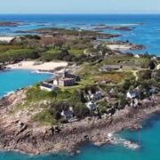 Que faire à Granville pour un week-end ? Piscine naturelle, musée Dior et île Chausey... Les immanquables de cette ville avec vue sur mer