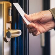 Ce geste banal avec votre clé d'hôtel peut vous coûter cher : voici le réflexe à adopter dès votre arrivée dans votre chambre