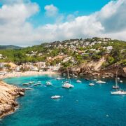 Partir à la Toussaint ne coûte pas forcément moins cher que pendant l’été… Voici où partir pour faire des économies